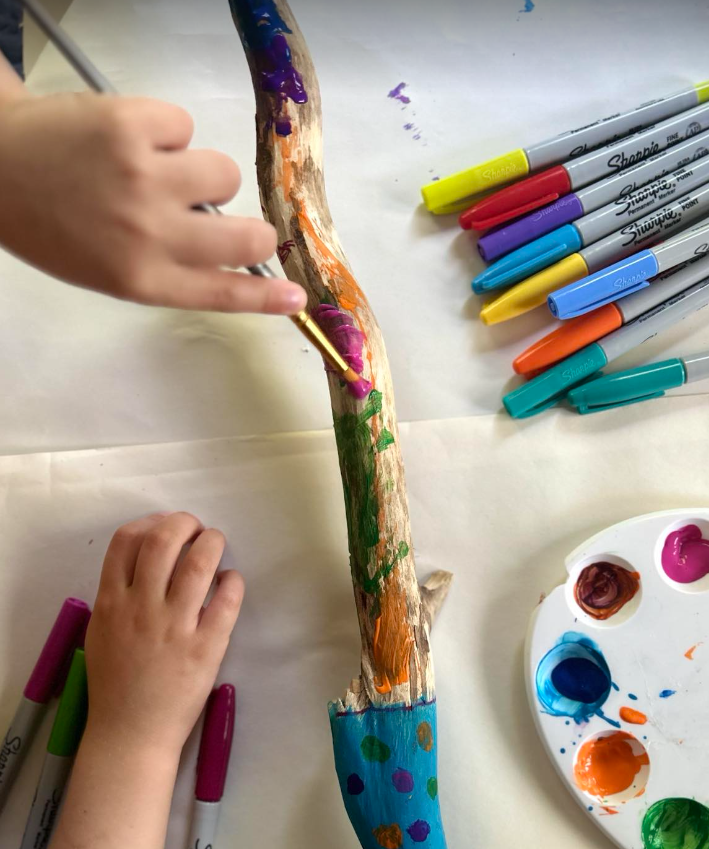 Free Printable Fathers Day Gifts shows children painting a wooden stick.